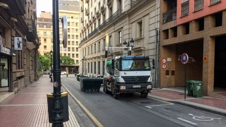 contenedores-calle-entrada-plaza-salamero-zaragoza