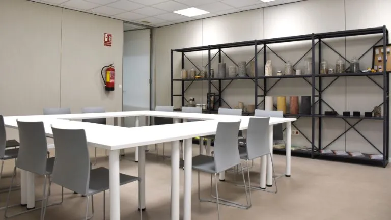 sala-departamento-sic-muestras-centro-de-produccion-de-barboles-urbyma_11zon